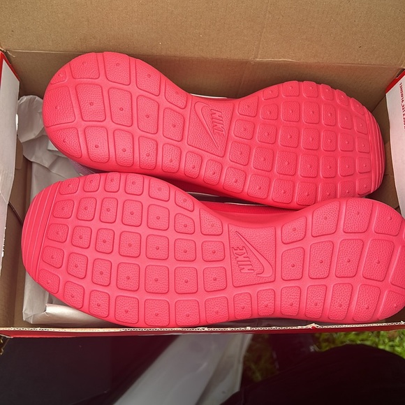 Nike - Picture 3 of 4